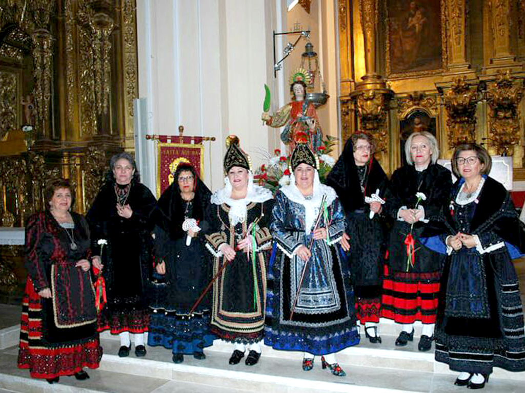 Las aguederas posan con Santa Águeda tras la misa de 2019. / E.A.