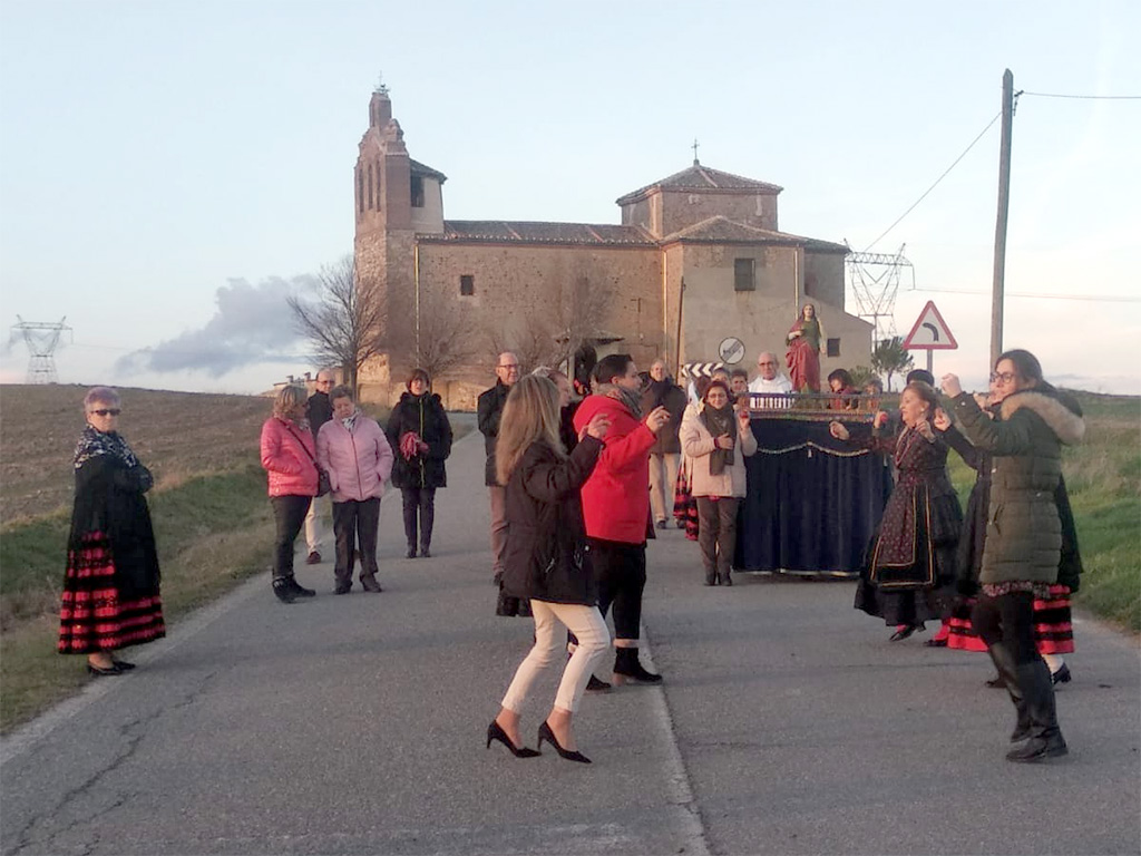 Las mujeres bailan la jota a los pies de la iglesia. / E.A.