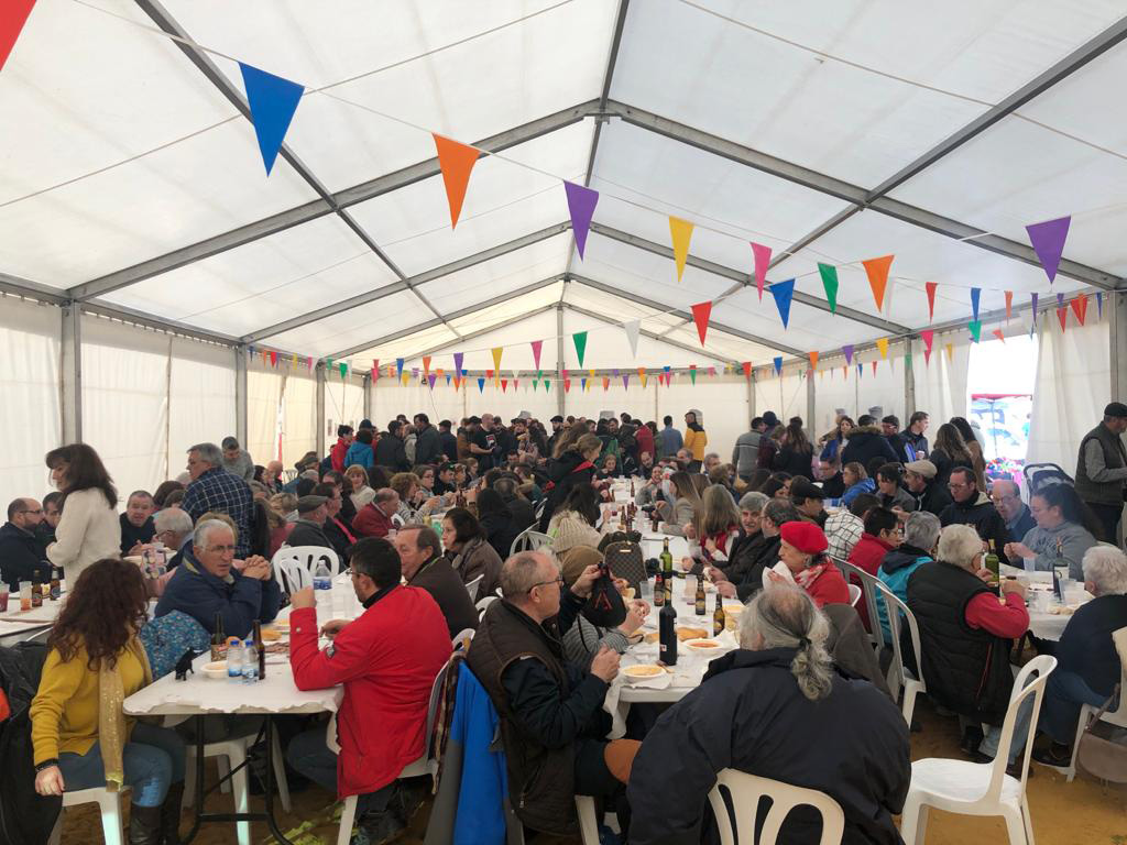 Centenares de personas se congregan para disfrutar del plato de cuchara. / Juan Carlos Martín