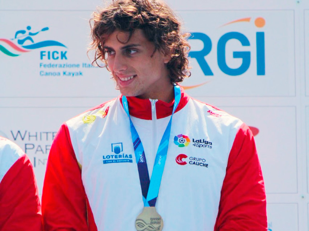 David Llorente, en el podio del Mundial./ RFEP