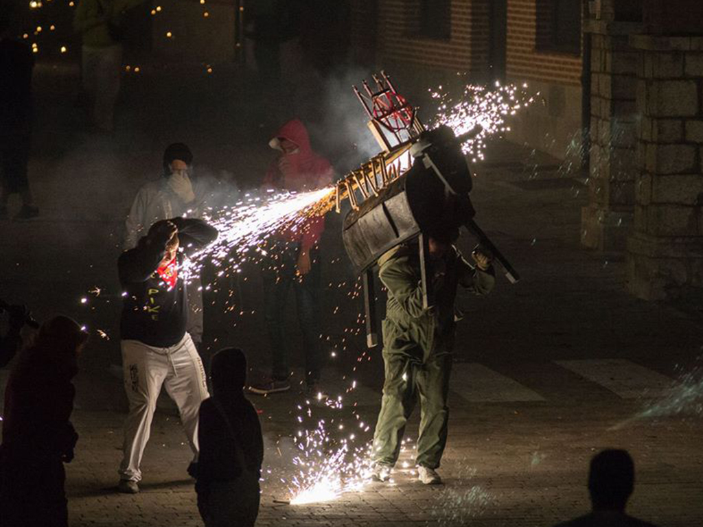 Varios jóvenes corren el toro de fuego en la Plaza Mayor. / Nerea Llorente