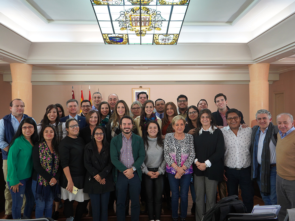 Más de 25 líderes de varios países, con los responsables del PP Segoviano, ayer en la Diputación.