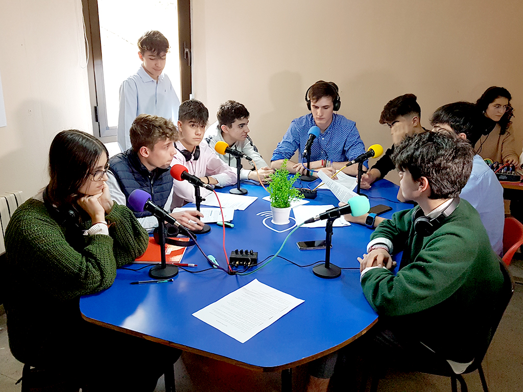 Mesa de micrófonos de Radio Ahora, en plena grabación del programa 'Y opino' emitido el 13 de febrero. / E. A.