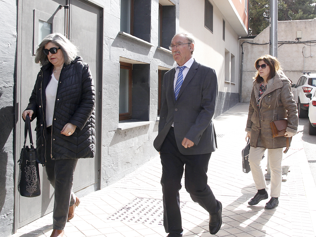 El jefe del Servicio Territorial de Sanidad, César Montarelo, a su llegada a la residencia de estudiantes. / NEREA LLORENTE