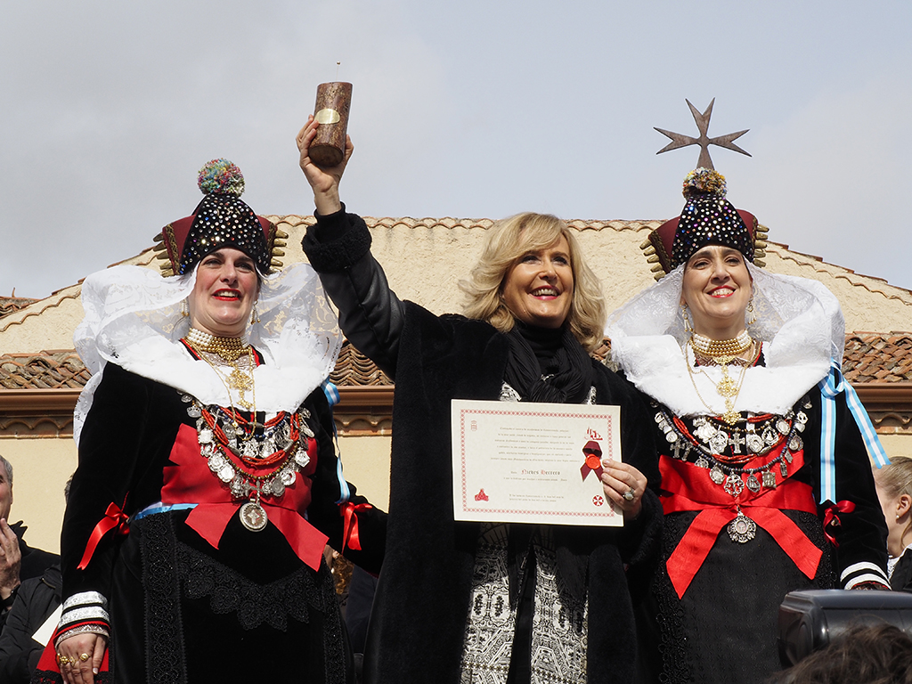 La periodista Nieves Herrero, flanqueada por las dos Alcaldesas de 2020 tras recibir el reconocimiento de Matahombres de Oro 2020. / NEREA LLORENTE