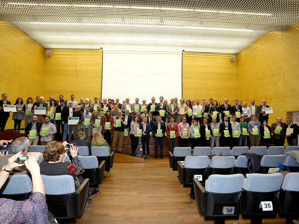 Foto de familia de los galardonados por el esfuerzo medioambiental de empresas y municipios pequeños de Castilla y León. / EL ADELANTADO