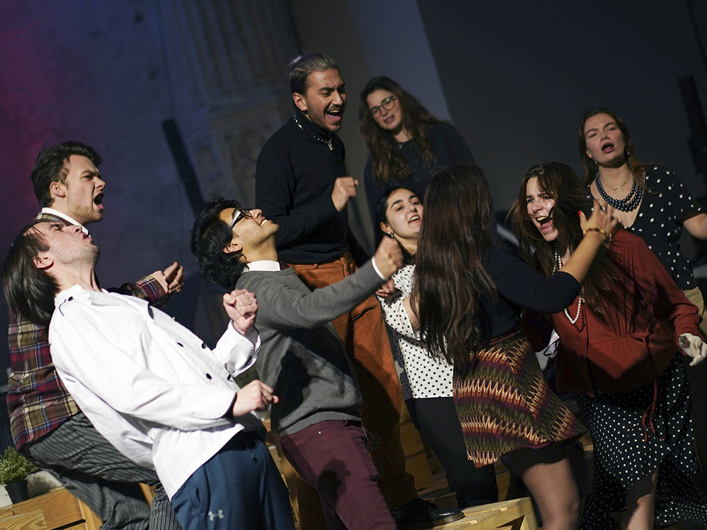 Un momento de la representación que el pasado jueves tuvo lugar en el Aula Magna del Campus de Santa Cruz la Real de Segovia. /ROBERTO ARRIBAS
