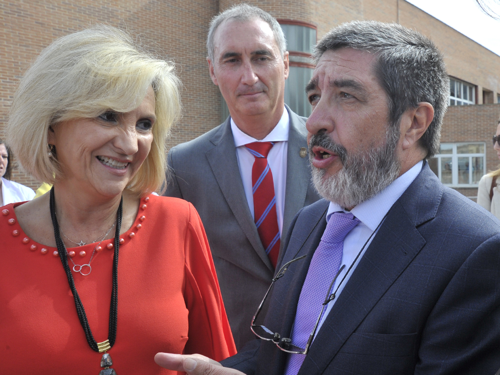 El gerente regional de Salud con la consejera de Sanidad, en Segovia. / E.A.