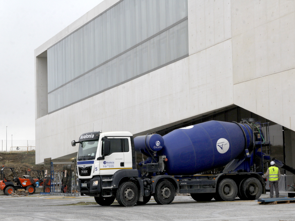 Un camión hormigonera trabaja en el Centro de Innovación y Desarrollo Empresarial. / Nerea Llorente