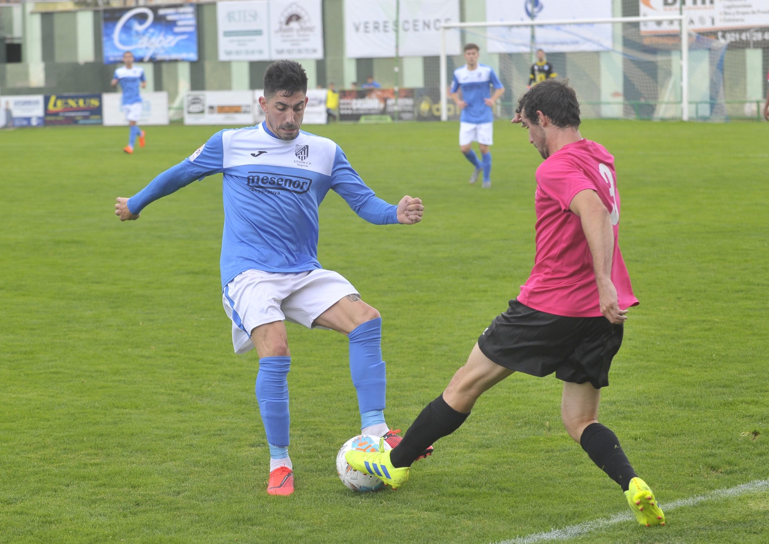 Koby, del Unami, trata de robar un balón a un rival del CD Calasanz. / KAMARERO