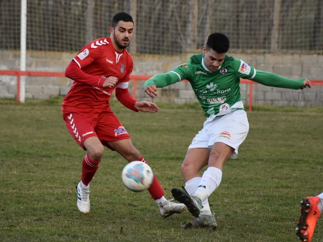 El capitán del Turégano Luis del Barrio presiona a un rival del San José. A.M.