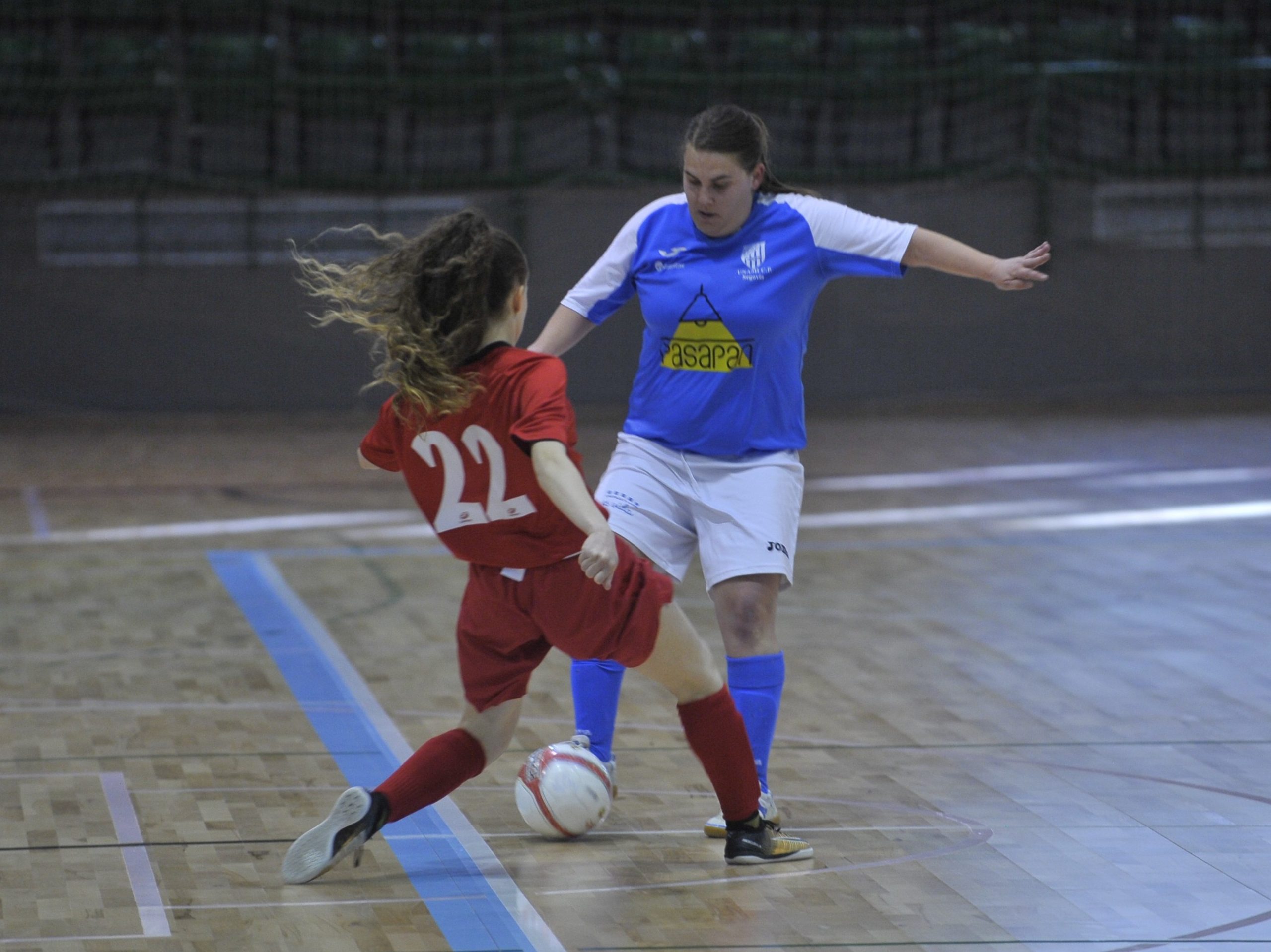 Cris Carré, del Unami CP, trata de salir de la presión del Almagro. / KAMARERO