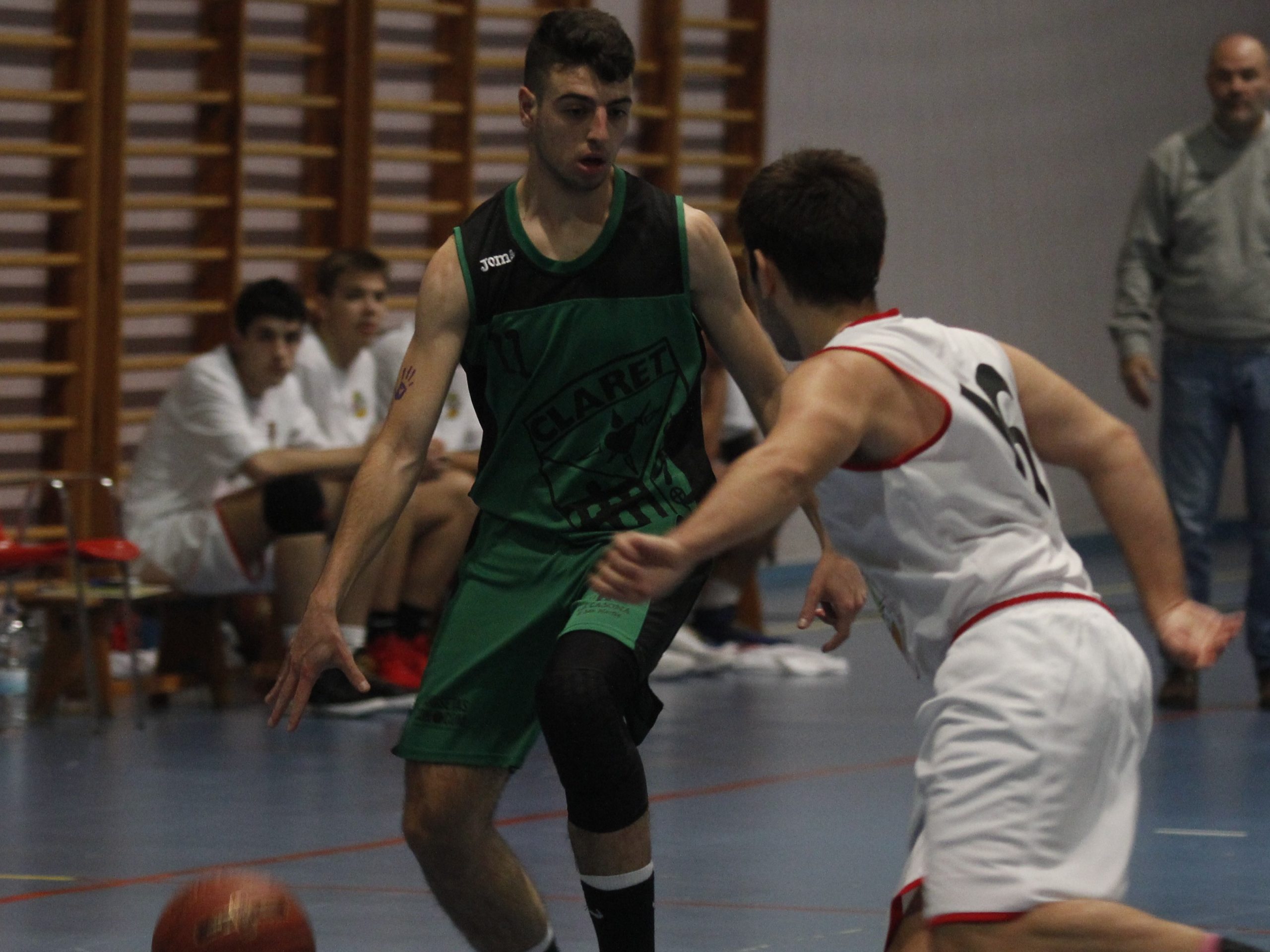 El componente del CD Claret Miguel Pérez inicia una jugada. / KAMARERO