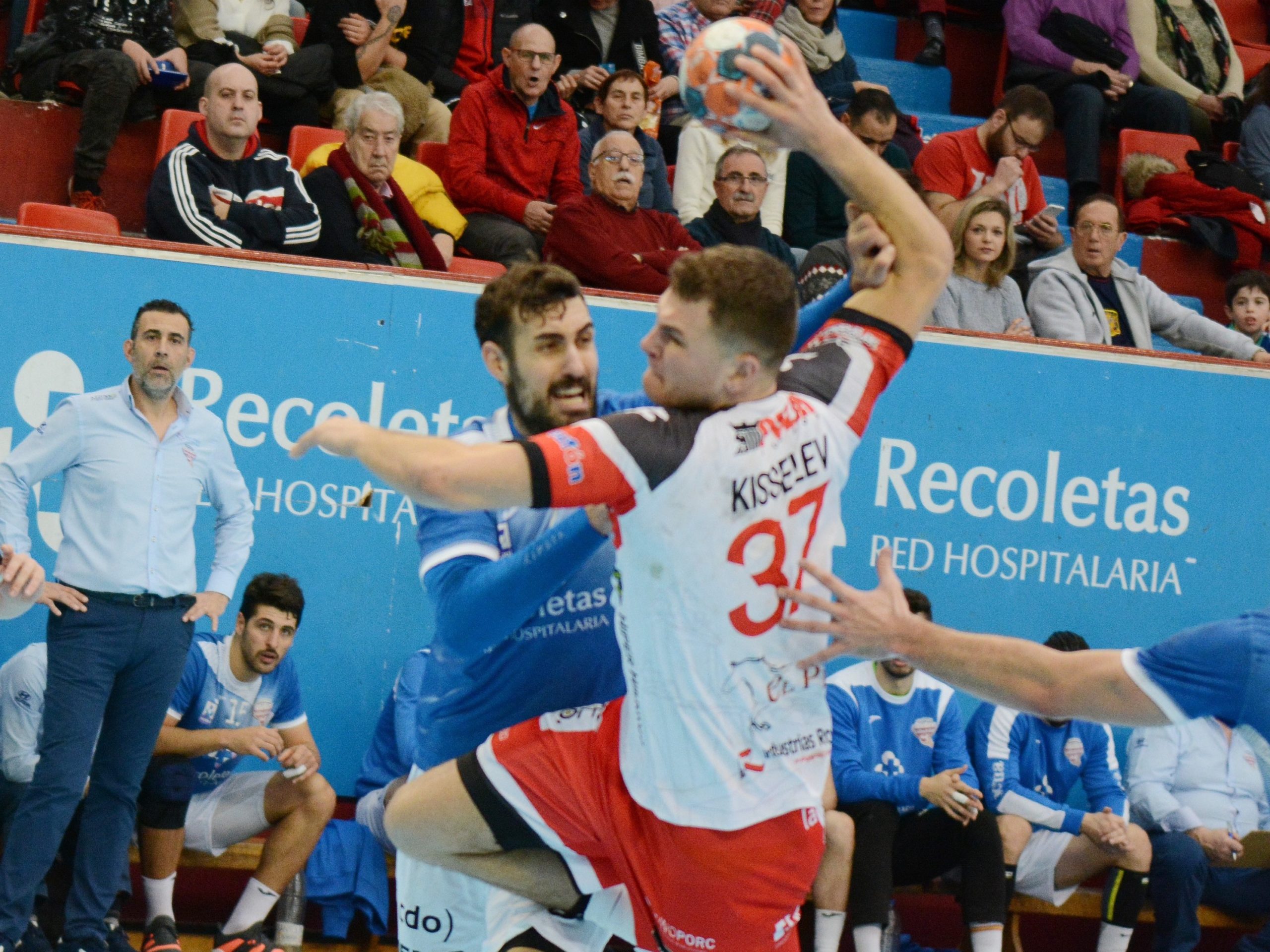 El jugador del Balonmano Nava Oleg Kisselev se dispone a tirar a puerta. / A. MARUGÁN