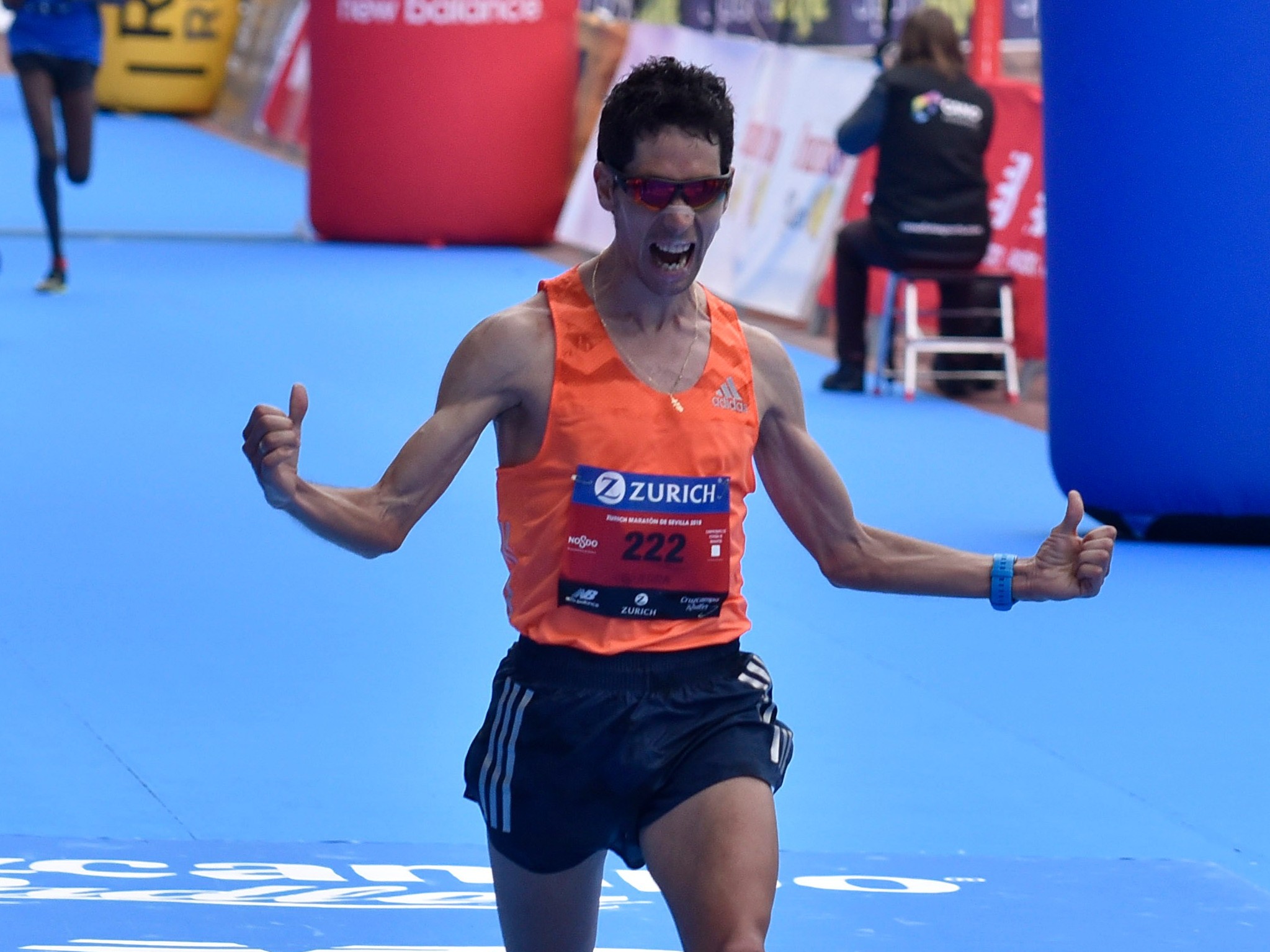 El atleta segoviano Javi Guerra entra en meta en el maratón de Sevilla del 2018. / JUAN CARLOS VÁZQUEZ- DIARIO DE SEVILLA