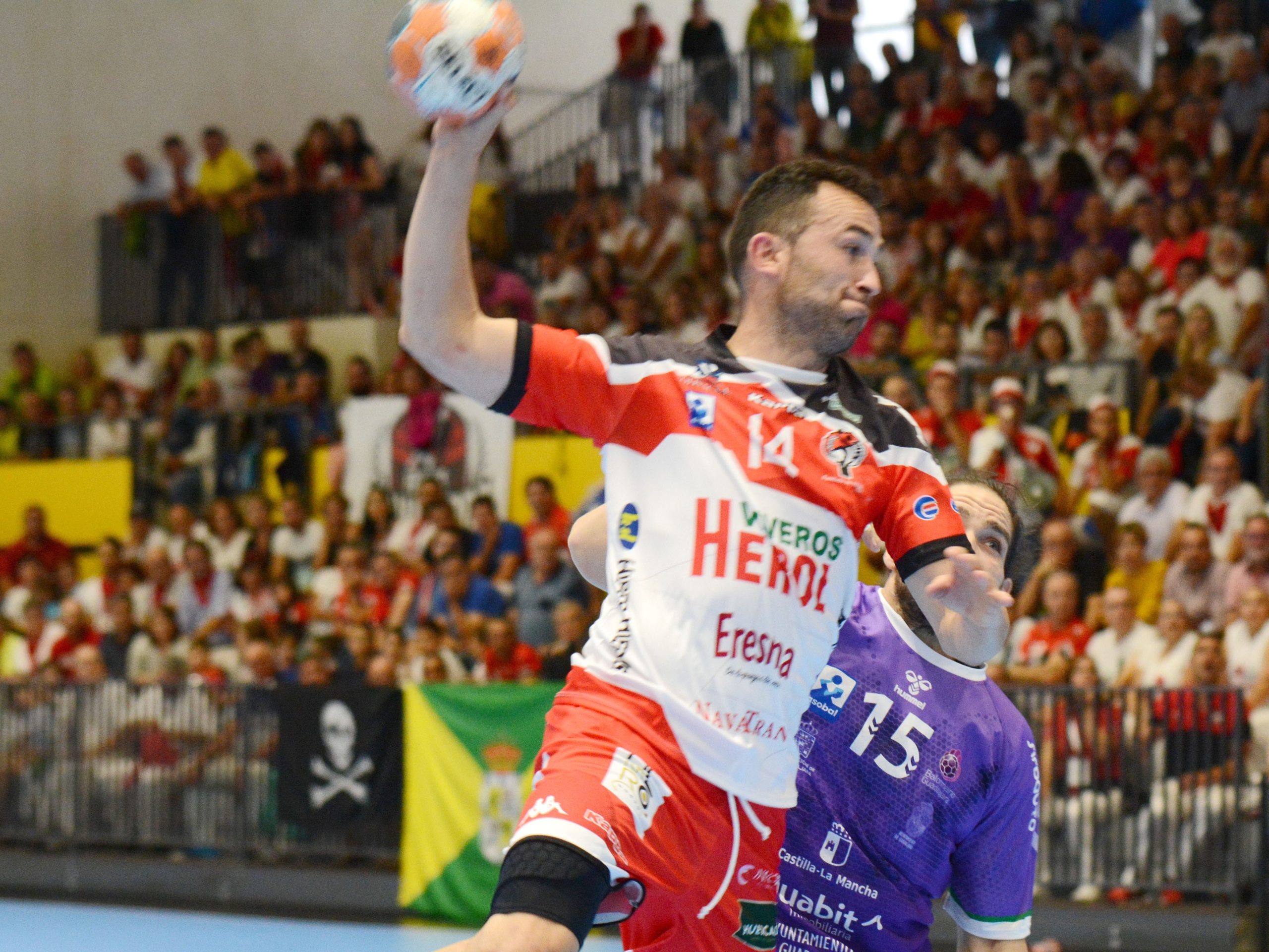 El capitán del BM Nava, Carlos Villagrán, se dispone a lanzar frente al Guadalajara. / AMADOR MARUGÁN