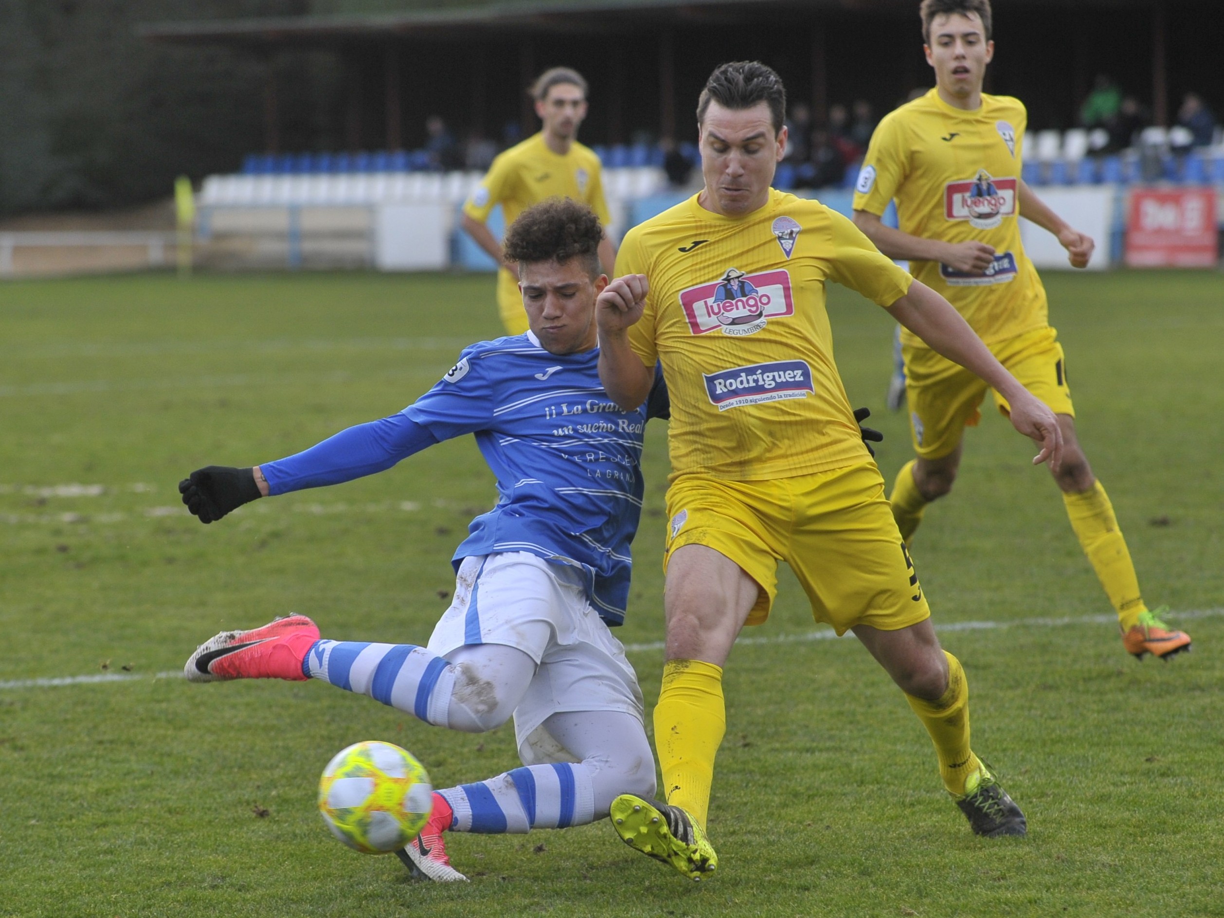 El atacante del CD La Granja Luciano Ferreira ‘Lucho’ corta una jugada ante la presión de un rival. / KAMARERO