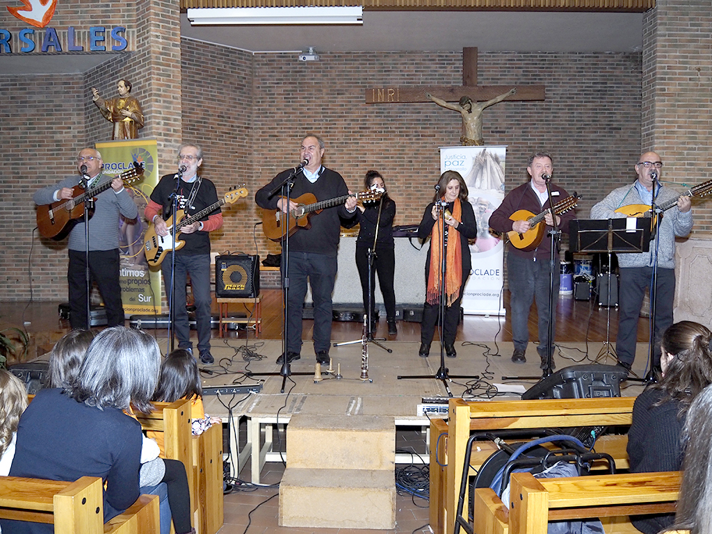El Nuevo Mester de Juglaría actuó en la iglesia del Colegio Claret para poner el broche musical a la Semana Solidaria. / NEREA LLORENTE