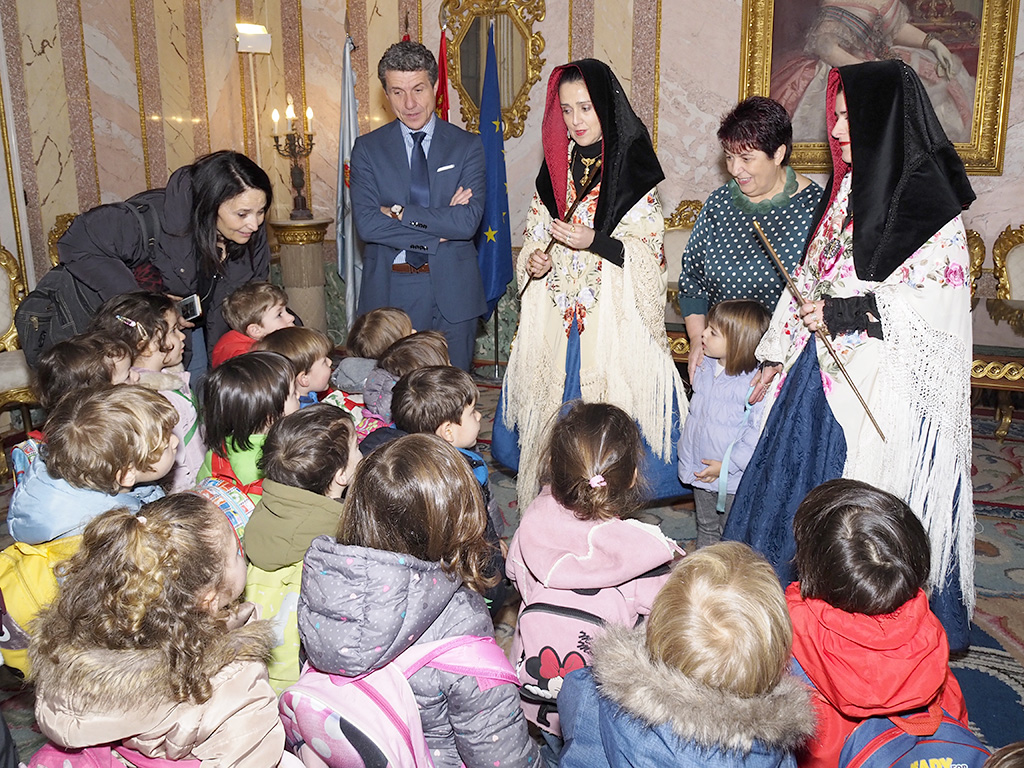 Alumnos del Fray Juan de la Cruz asistieron al acto de entrega del bastón de mando en el Ayuntamiento. / Nerea LLorente