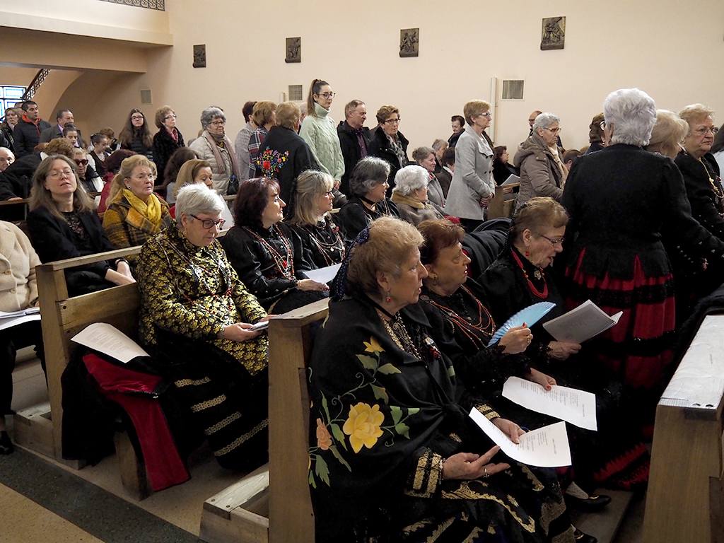 La iglesia parroquial de San José se llenó de aguederas ayer. / Nerea Llorente