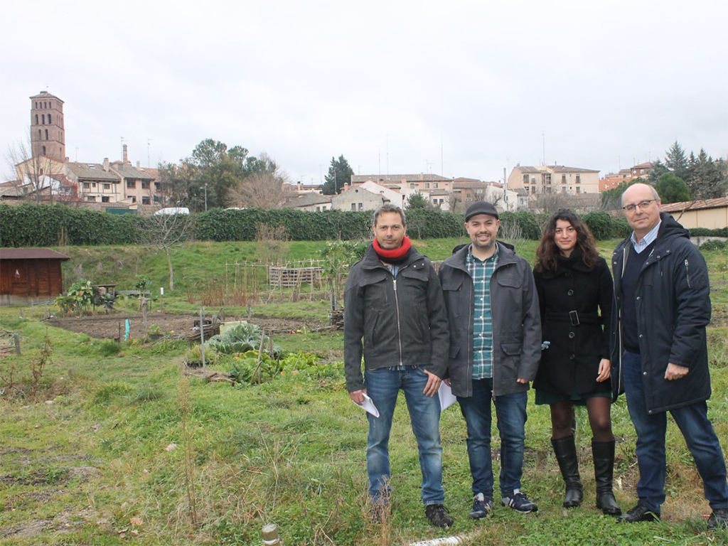 El biólogo Jorge Fernanz, el concejal de Medio Ambiente, Ángel Galindo; Sara González, del área educativa del programa municipal 'Segovia educa en Verde' y el coordinador de educación ambiental del Ayuntamiento, Felipe Arroyo, durante una visita a los huertos urbanos del barrio de San Lorenzo. / E. A.
