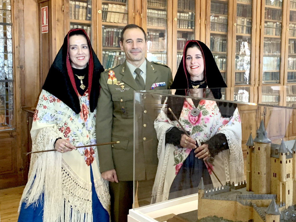 Las alcaldesas de Zamarramala ‘avisan’ a la fiesta 2 7 1 alcaldesas zamarramala alcazar