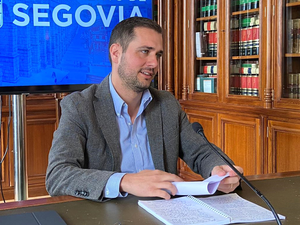 El portavoz del grupo popular, Pablo Pérez, en rueda de prensa. / El Adelantado