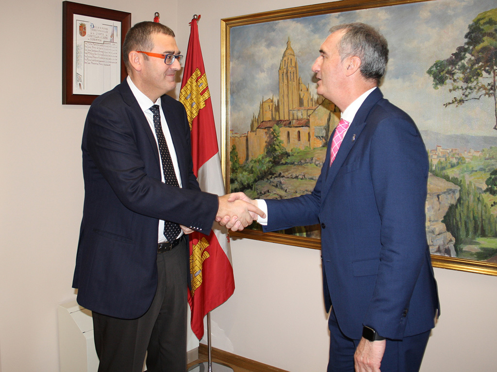 César Gómez estrecha la mano del delegado territorial de la Junta. / E. A.