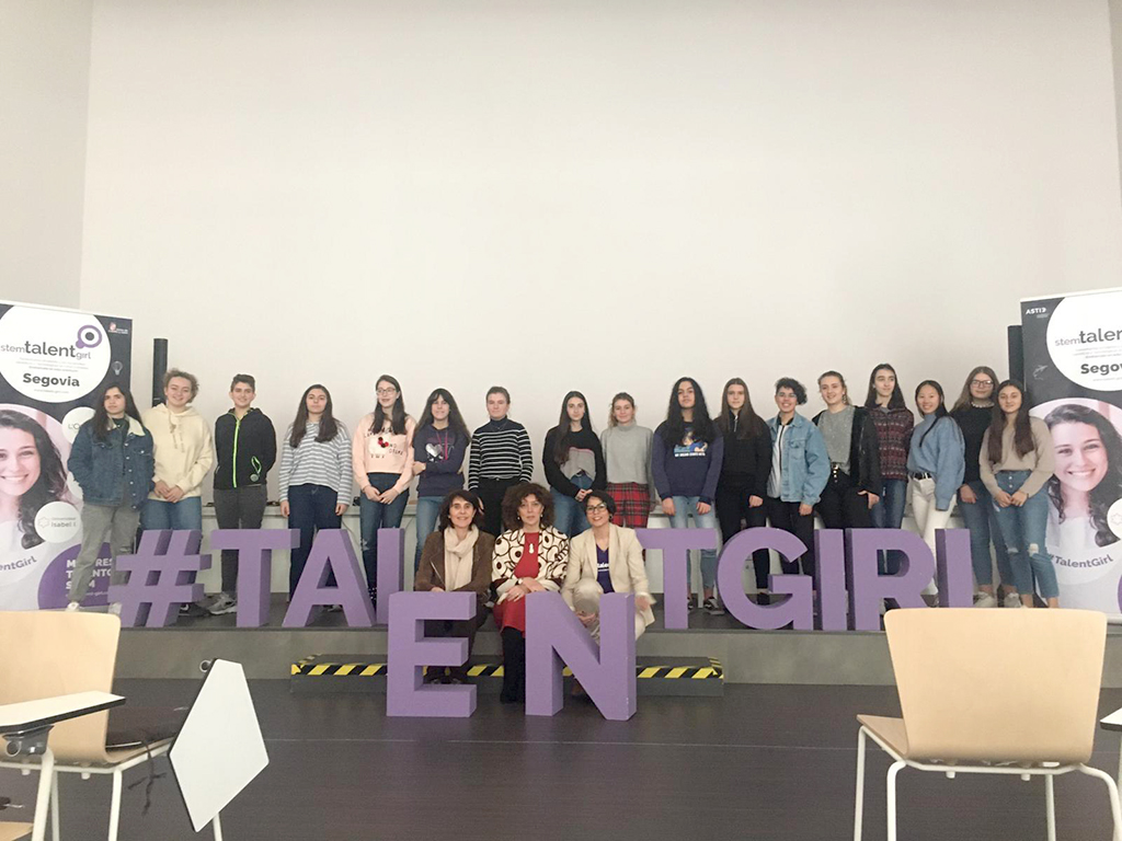 Participantes, organizadoras y conferenciantes posan al final de la sesión. / E. A.