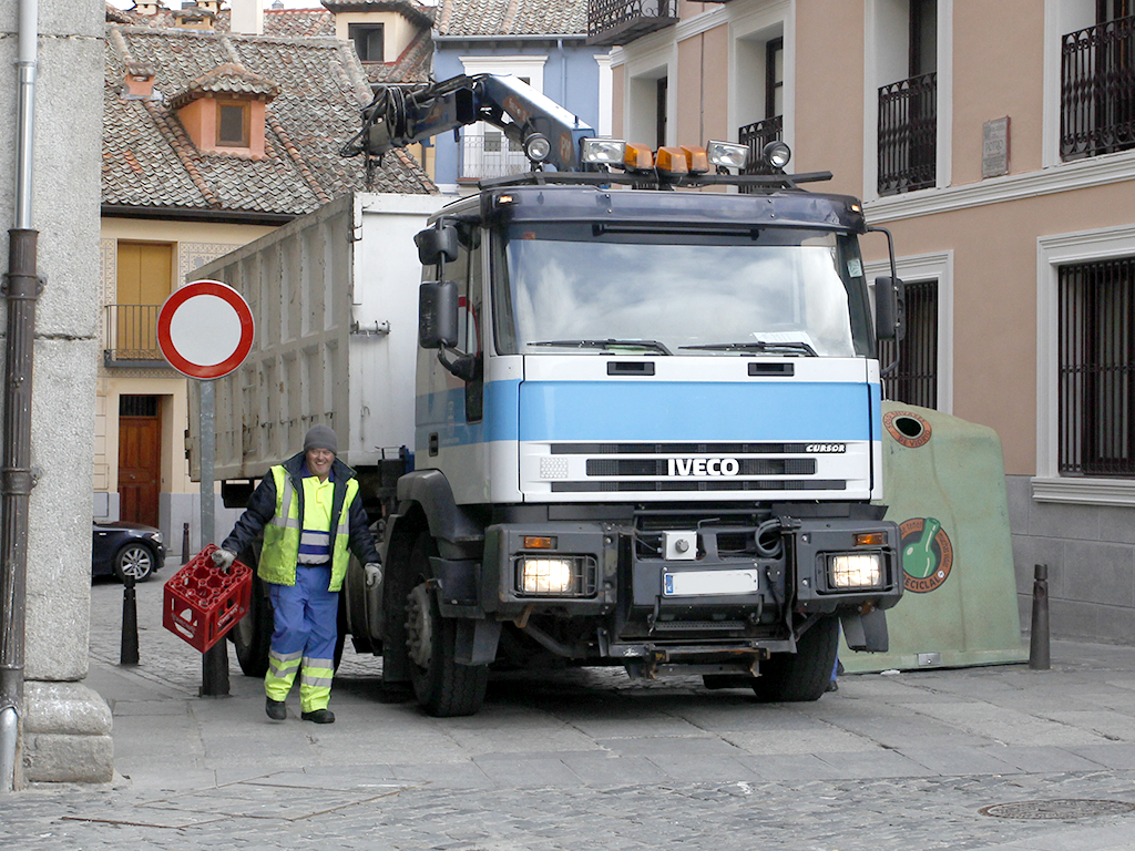 Uno de los trabajadores de la plantilla actual de la concesionaria, junto a un vehículo de FCC. / Nerea Llorente