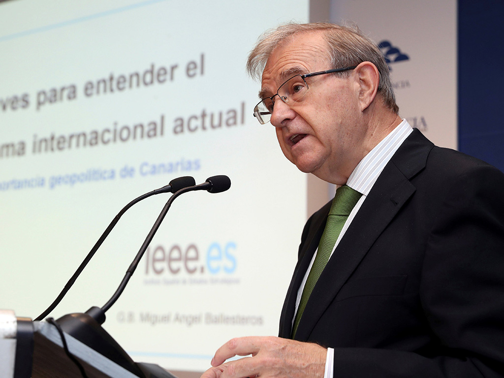 El general Miguel Ángel Ballesteros Martín, durante una una intervención pública en Las Palmas de Gran Canaria. / EFE / Elvira Urquijo A.