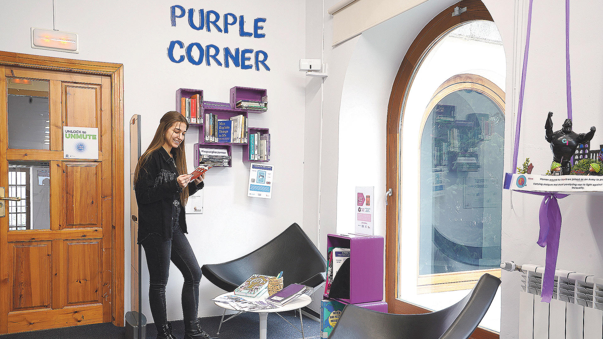 Una alumna de IE consulta información en el Punto Violeta del Campus de Segovia. Roberto Arribas.