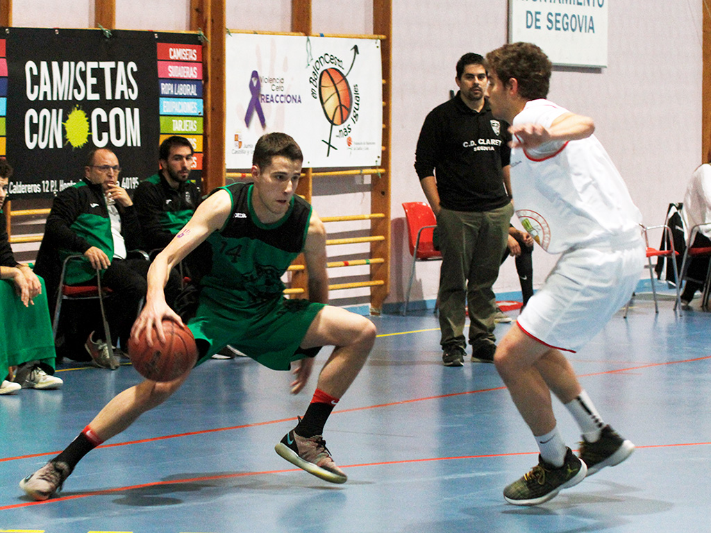 El entrenador del CD Claret, Diego Pascual, atiende a los movimientos de sus jugadores desde el fondo. / NEREA LLORENTE