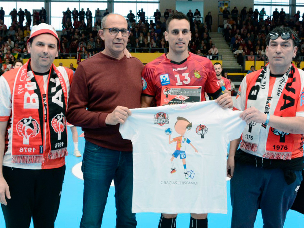 El pivote del Granollers, Adriá Figueras, recibió un reconocimiento por parte de la afición navera. / AMADOR MARUGÁN