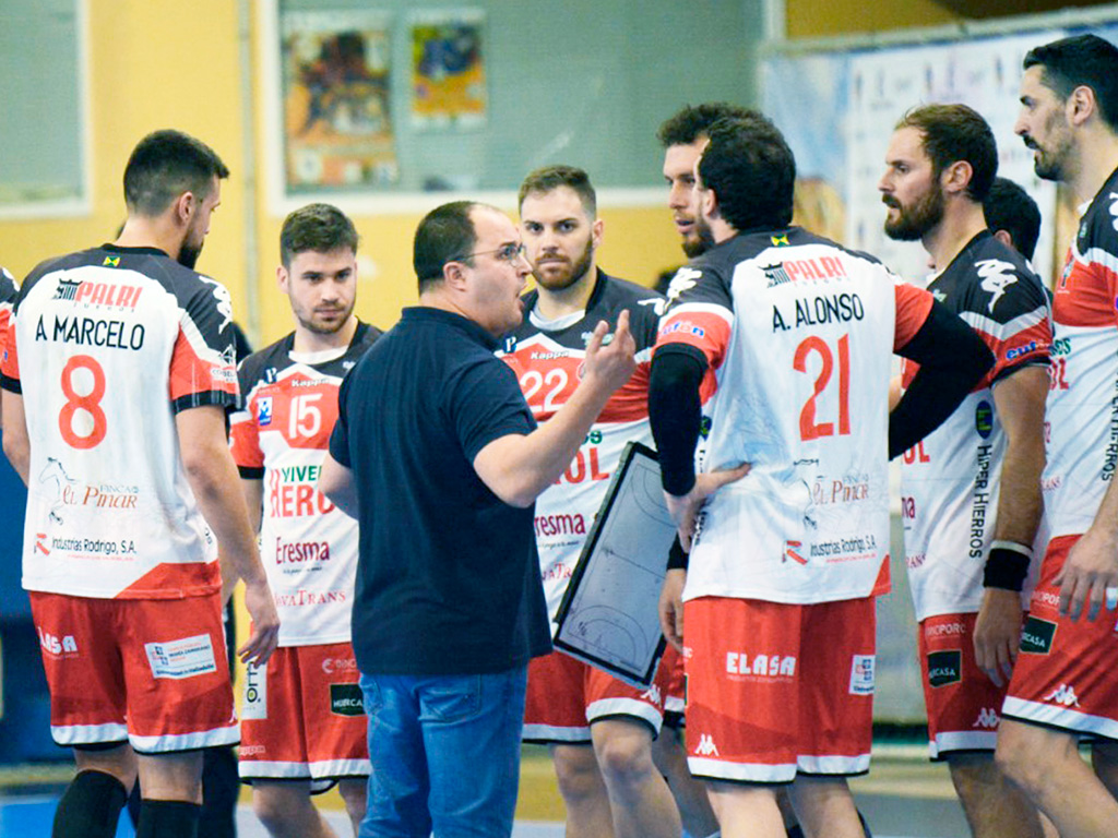 Dani Gordo se expresa con vehemencia en un tiempo muerto pedido en el partido ante el Quabit./ AMADOR MARUGÁN