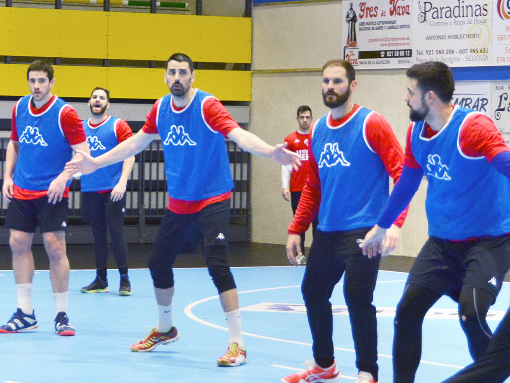 El equipo segoviano, durante uno de sus últimos entrenamientos en el pabellón de Nava. / AMADOR MARUGÁN