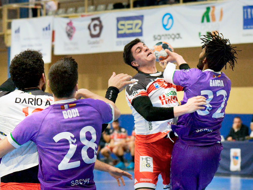 Edu Fernández recibé la infracción de Daniel García en un momento de la primera parte del encuentro que se disputó en el polideportivo David Santamaría./ AMADOR MARUGÁN