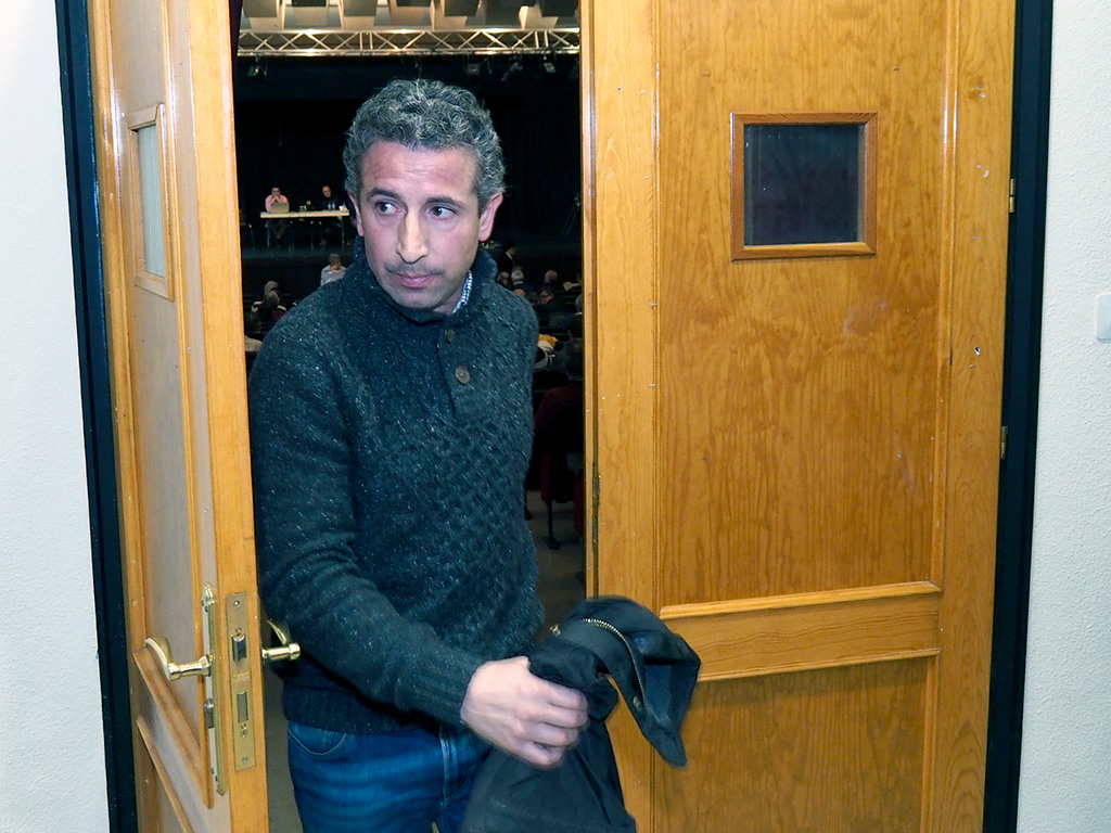 Agustín Cuenca abandona la Asamblea Extraordinaria de la Gimnástica Segoviana una vez iniciadas las votaciones. / KAMARERO