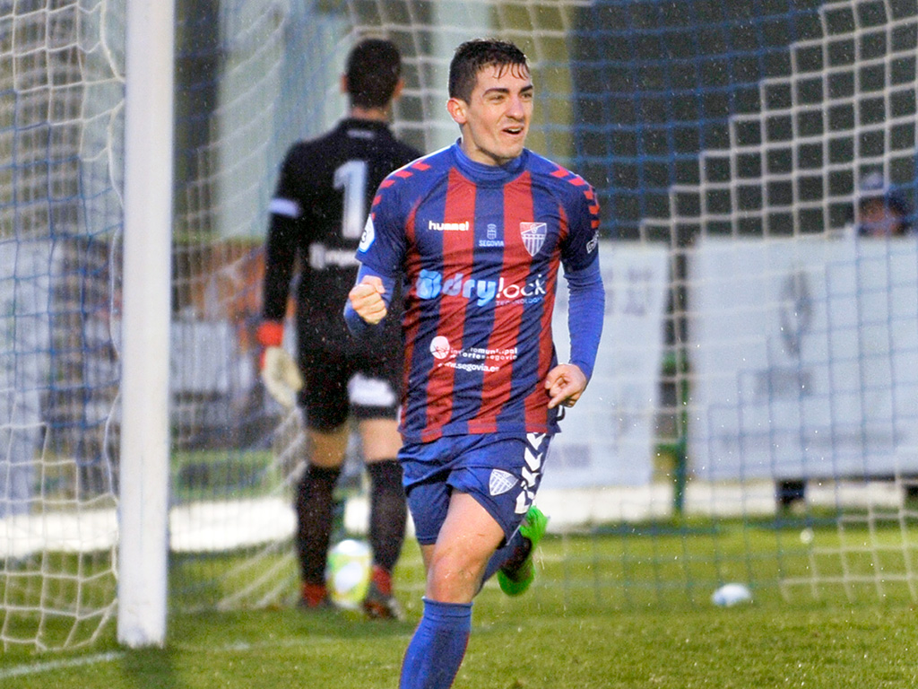 El delantero de la Gimnástica Segoviana Iván García ‘Ivi’ celebra un gol ante el Júpiter Leonés. / KAMARERO