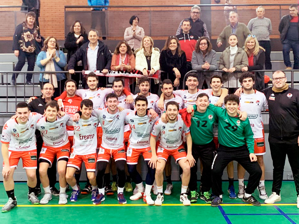 El equipo del Leche Mesenor Nava que logró la victoria en Zamora en la última jornada de la liga regular./ EMILIO MARUGÁN