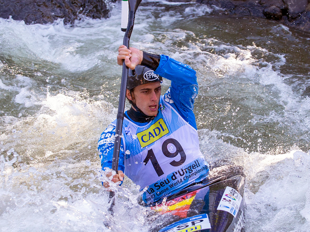 El piragüista David Llorente, en plena competición. / RFEP