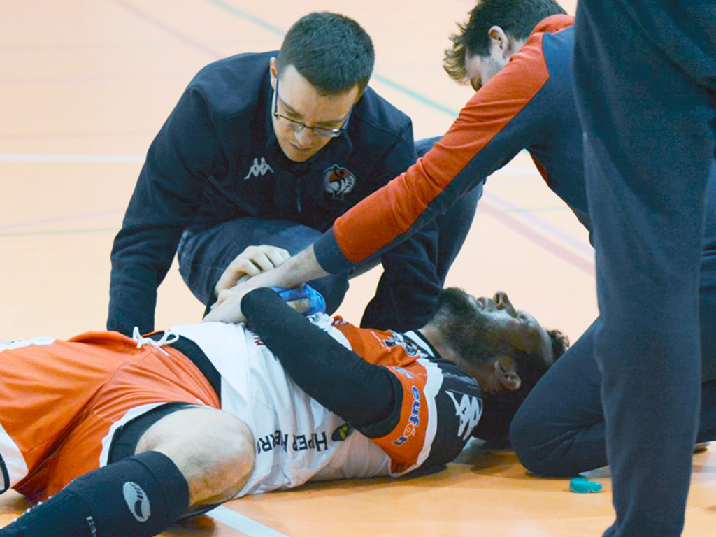 Darío Ajo, dolorido en el suelo tras el golpe que sufrió con el húngaro Patrick Ligetvari./ AMADOR MARUGÁN