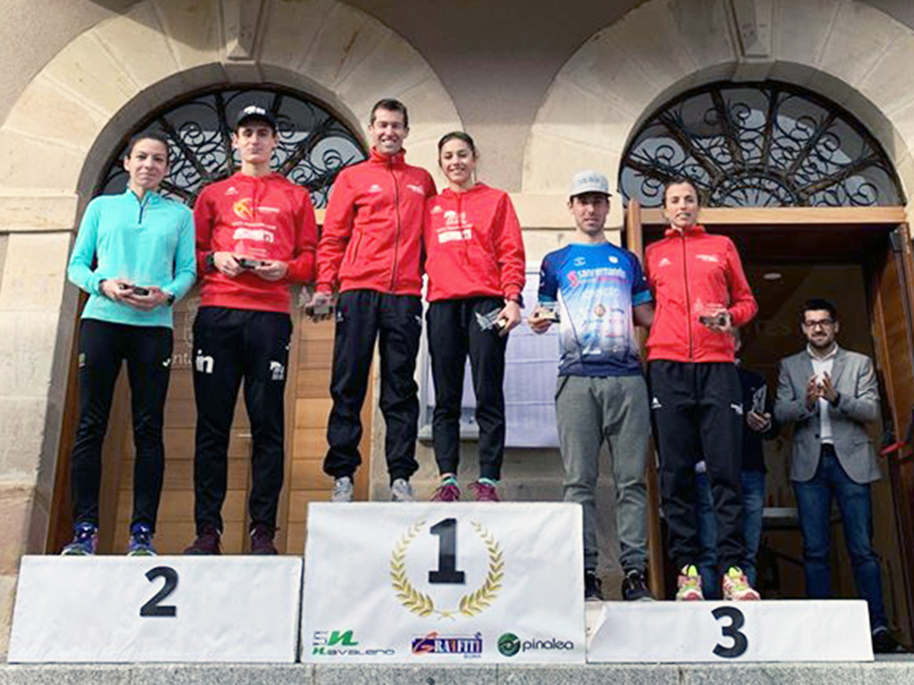 Los segovianos Javier García Velasco y Marina Muñoz, en el primer podio del duatlón de Navaleno. / TRIATLÓN CASTILLA Y LEÓN