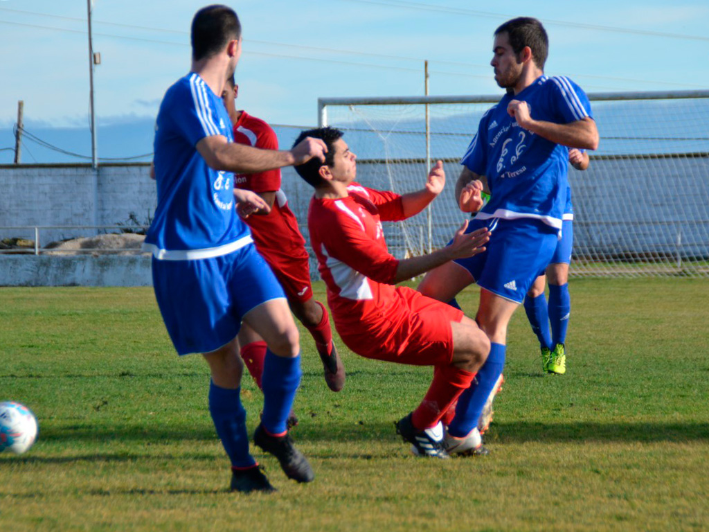 El jugador de la Gimnástica Ayllonesa llega tarde a cortar el pase, entrando en falta a su rival./ RUBÉN DE MIGUEL