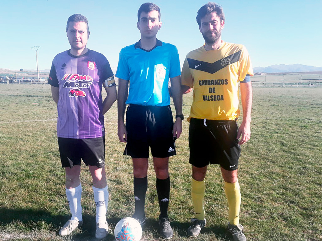 Los capitantes junto al árbitro en los prolegómenos del partido que disputaron Valseca y Hontanares./ ÁLVARO PINELA