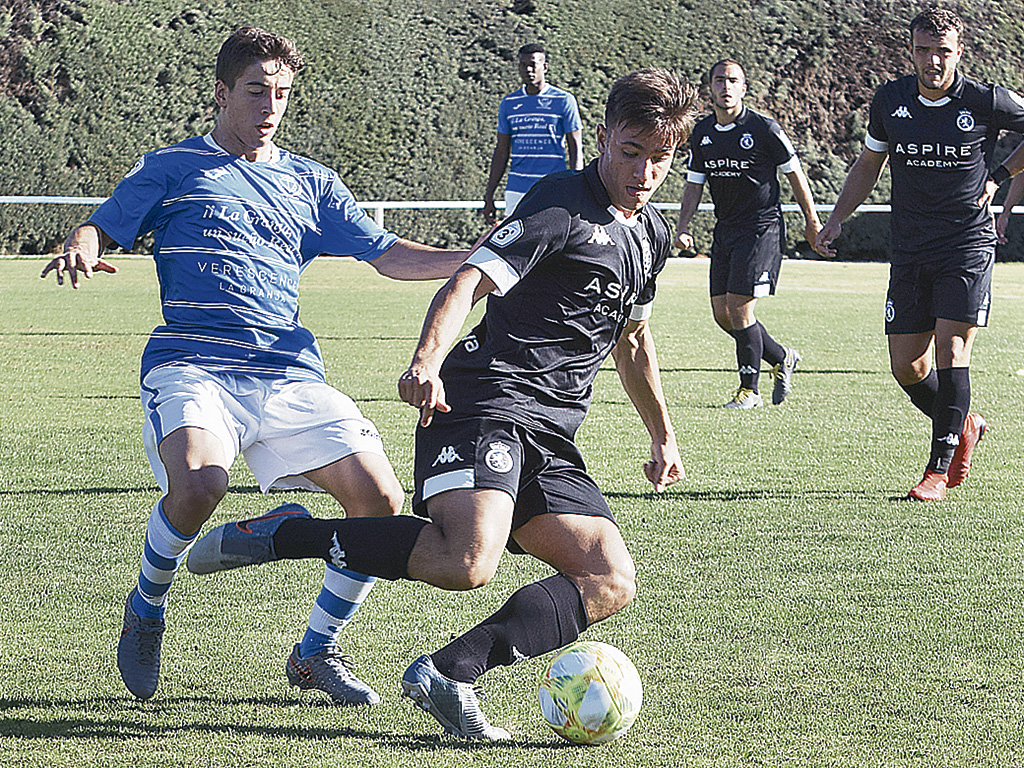 El jugador del CD La Granja Daniel Caño presiona a un contrincante del Júpiter Leonés. / ROCÍO PARDOS