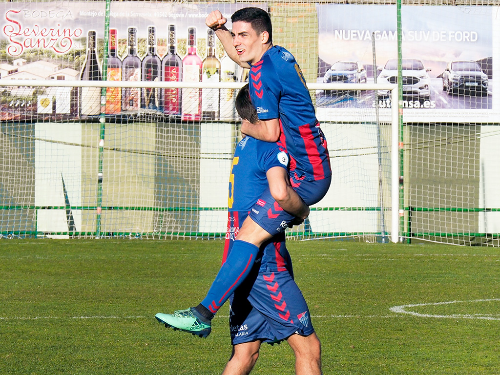 Ivi celebra con un compañero la consecución del 2-0 tras un lanzamiento desde fuera del área que sorprendió al guardameta de La Bañeza./ KAMARERO