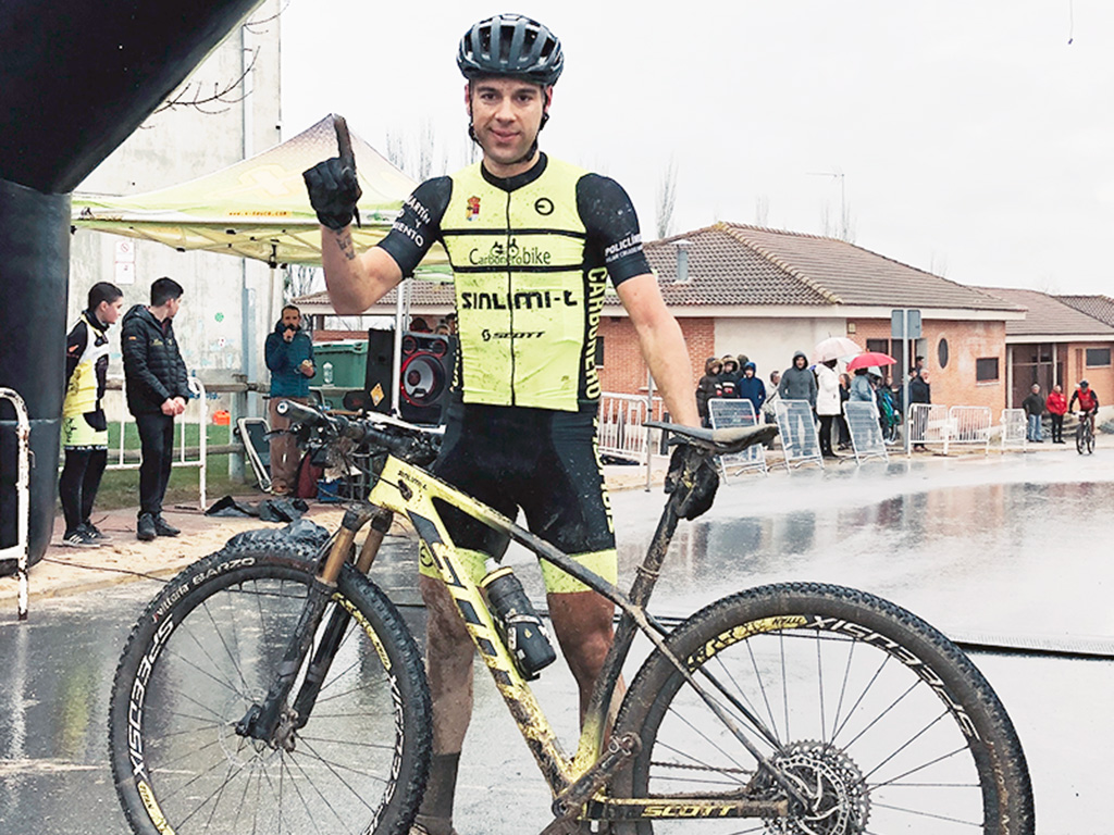 Francisco Herrero, al entrar en la meta de la prueba ‘Puro Single Track’. / CARBONERO BIKE