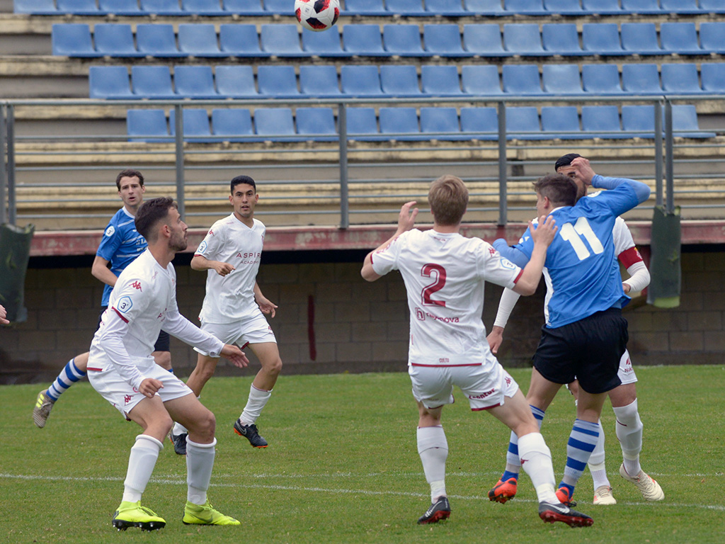 Dani Lázaro trata de conectar de cabeza con un compañero en un momento del encuentro del CD La Granja ante el Júpiter./ MAURICIO-LA NUEVA CRÓNICA