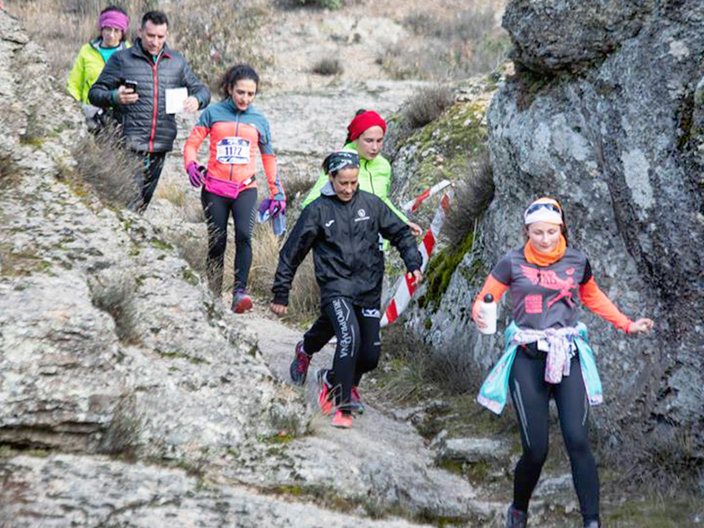 Un grupo de corredores desciende un tramo del trail de Pedraza, en la pasada edición. / ZIMA ZERO